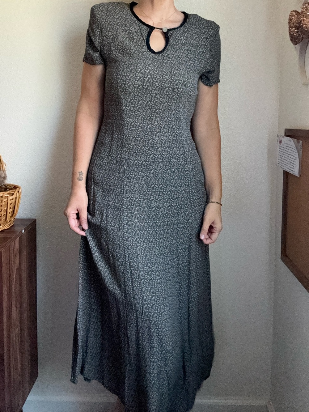 VINTAGE 70sClassic black Keyhole Midi Dress